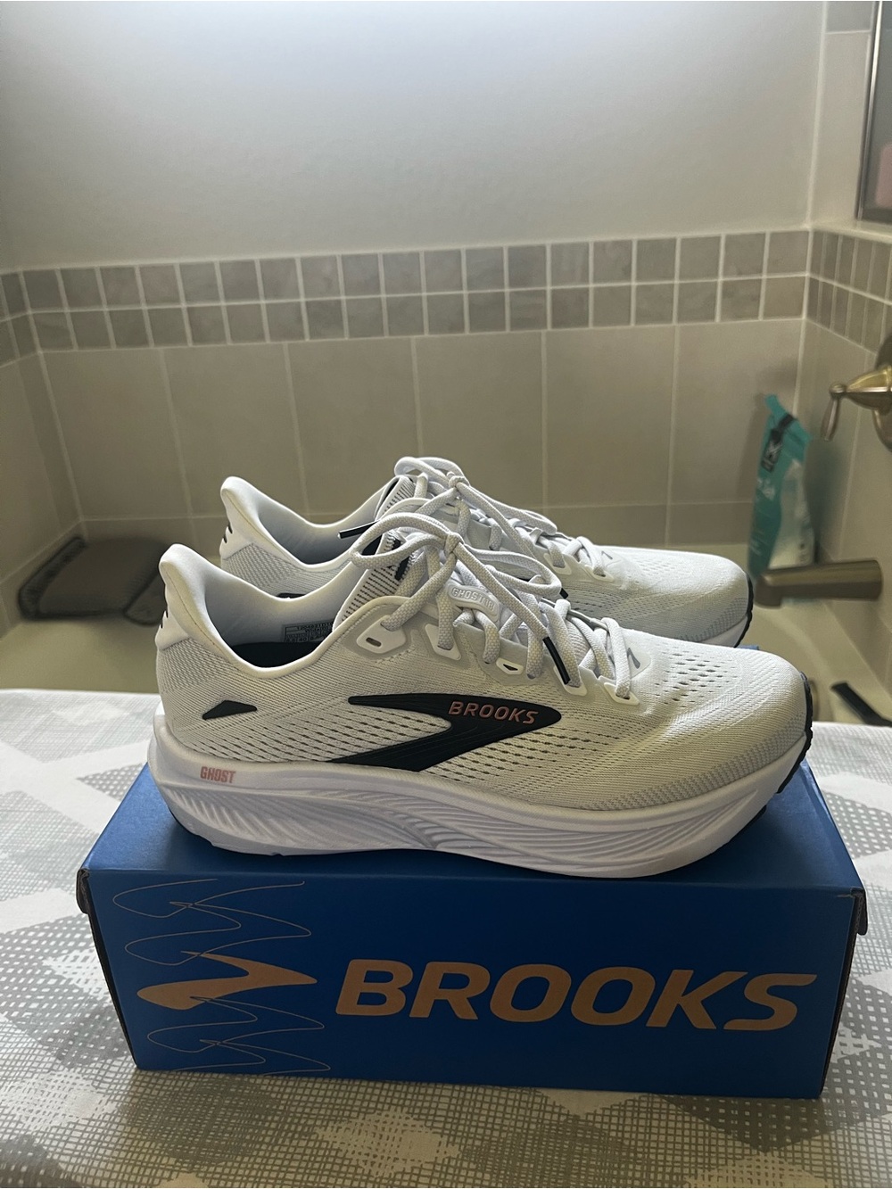 Brooks Ghost 18 White Running Sneakers with Black Logo with rose gold like new